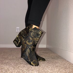 Size: 8.5 FrancoSarto Ankle Boots (gold/black)